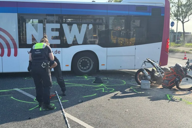 Mönchengladbach NRW: Motorradfahrer kollidiert mit Linienbus auf Gladbacher Straße