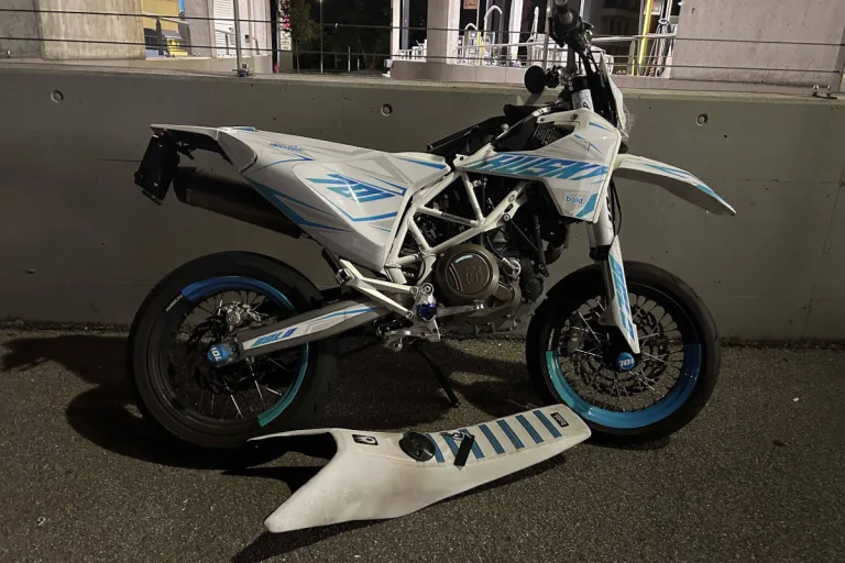 Bremgarten AG – Lernfahrer prallt mit Motorrad in parkierte Autos