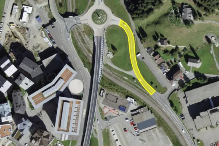 Andermatt UR – Verkehrsbehinderung beim Kreisel Eiboden