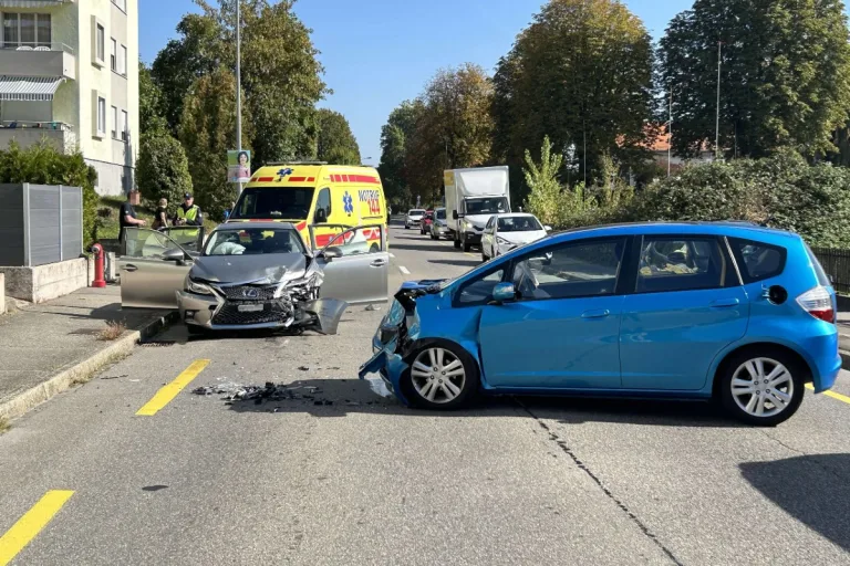 Kanton Aargau - 73-Jährige gerät in Aarau auf Gegenfahrbahn - zwei Kinder und eine Frau verletzt