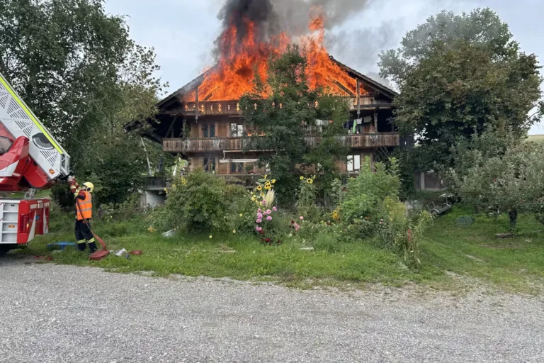 Fahrni BE – Dachstock von Bauernhaus gerät in Brand