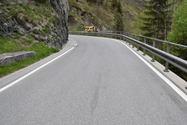 Vals GR - Motorradfahrer in einer Kurve gestürzt
