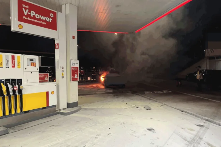 Würenlos/A1 AG - Auto brennt neben Zapfsäulen einer Tankstelle
