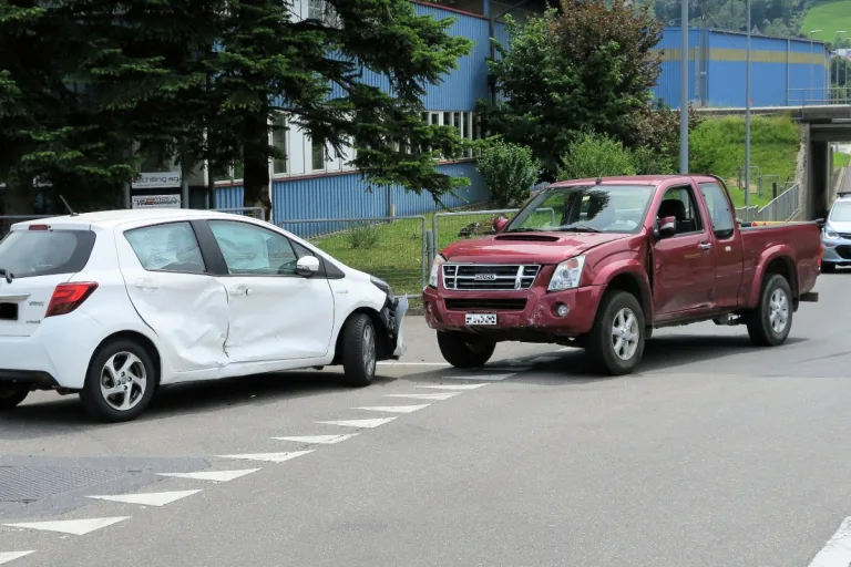 Bilten GL - Vortrittsberechtigen Lieferwagen übersehen