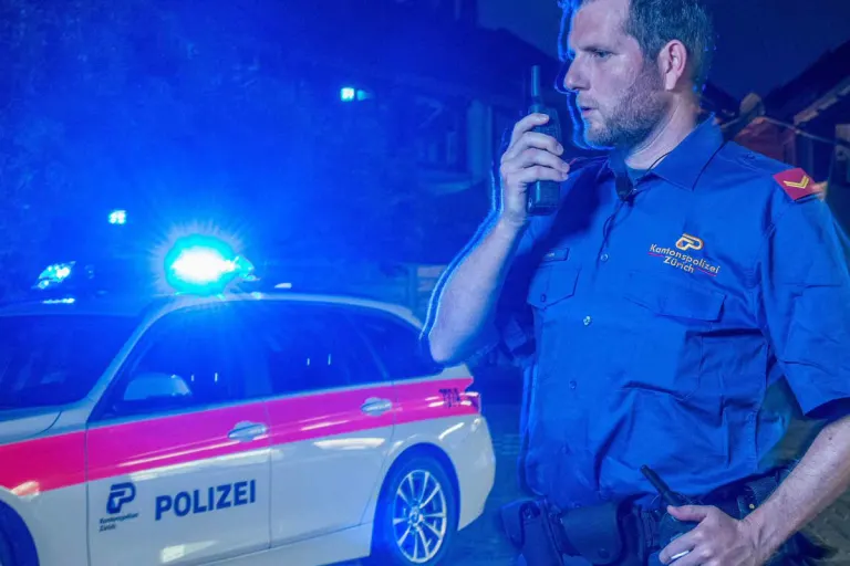 Zürich – Autofahrerin entzieht sich Polizeikontrolle und fährt in Streifenwagen