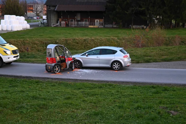 Diepoldsau SG -  90-Jähriger im Elektromobil kollidiert mit Auto