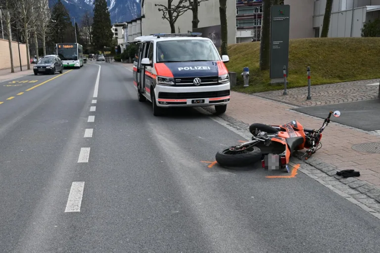 Vaduz FL - Motorradfahrerin wird auf Gegenfahrbahn geschleudert