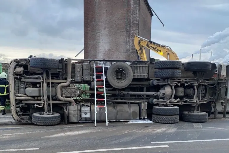 Hürth – Lastwagen beim Abladen umgekippt