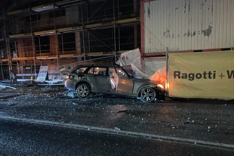 Oberurnen GL – Mit Auto in Baustelle gekracht und zu Fuss geflohen