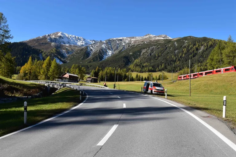 Davos Wolfgang GR – Motorradfahrerin bei Überholmanöver gestürzt