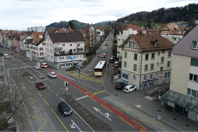 Stadt St. Gallen - Frau nach Kollision mit Postauto beim Fussgängerstreifen schwer verletzt
