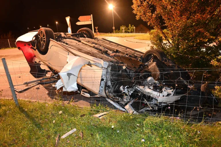 Tübach SG - Auto überschlägt sich bei Unfall 