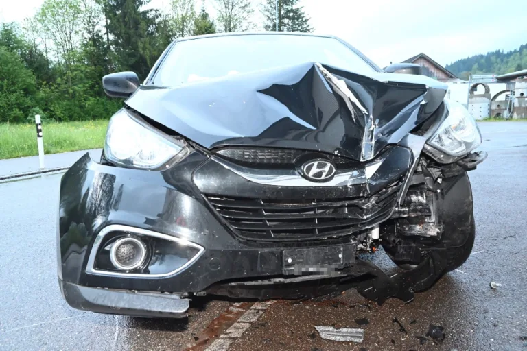 Unfall heute in Wattwil SG - Fahrunfähig mit Auto in Treppe geprallt und einen Totalschaden verursacht