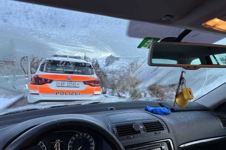 Waldstatt/Urnäsch AR - Mit vereisten Fahrzeugscheiben unterwegs
