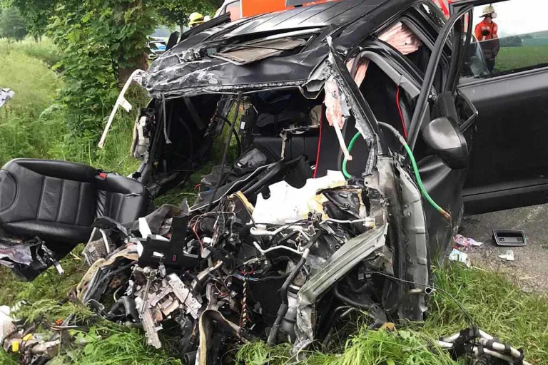 Horror-Unfall in Hildesheim - Porsche Cayenne kracht gegen mehrere Bäume