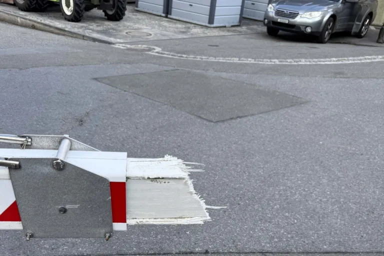 Urnäsch AR – Jugendlicher mit Traktor durchbricht Bahnschranke