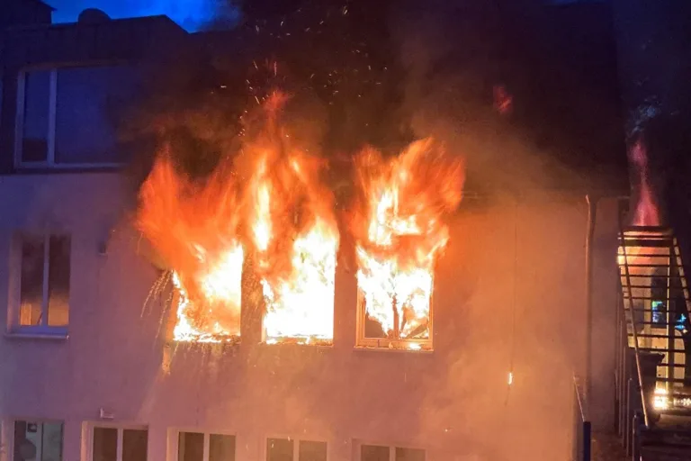 Gladbeck – Wohnungsbrand droht sich auszubreiten
