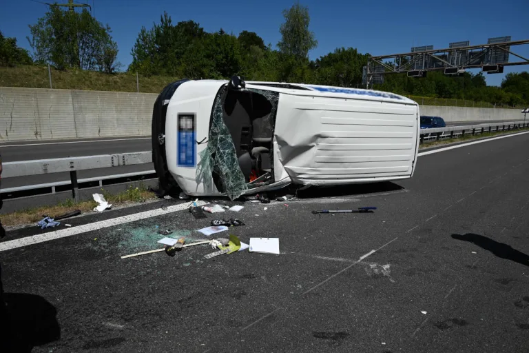 Abtwil SG – Lieferwagen überschlägt sich