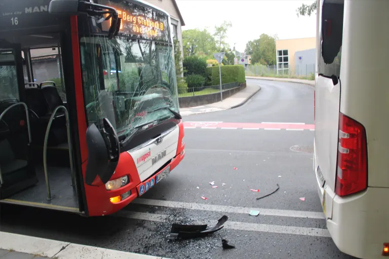 Bergisch Gladbach NW – Fünf Verletzte bei Kollision zweier Linienbusse
