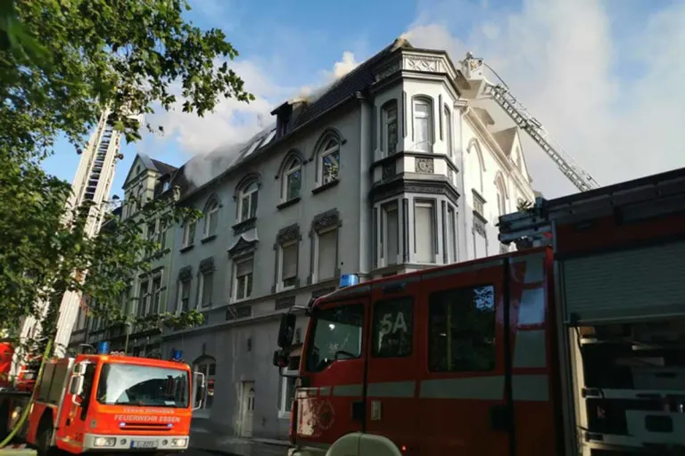 Essen - Zwei Kleinkinder bei Wohnungsbrand verletzt