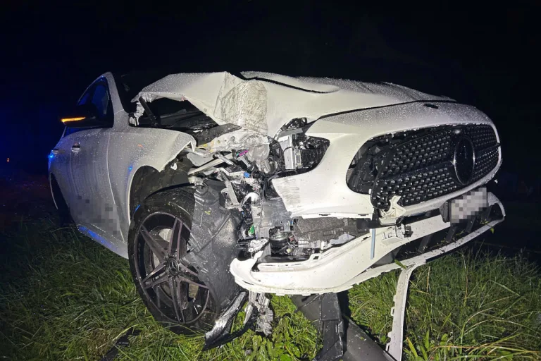 Baden AG – Mercedes kollidiert mit Strassenlampe