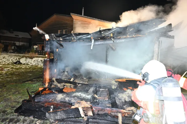 Buchs SG - Brand eines Geflügelstalls - Mehrere Hühner und Pfauen verendet