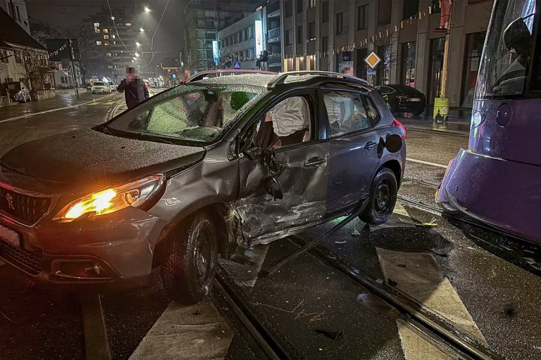 Reinach BL – Tram mit Auto kollidiert