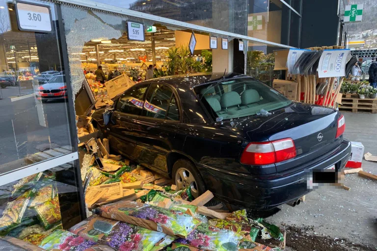 Egerkingen SO – Auto fährt in Glasfassade