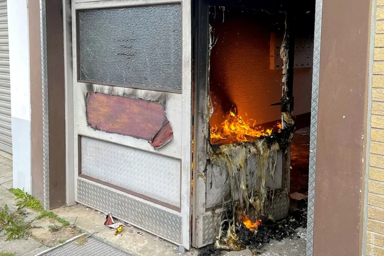 Kaiserslautern RP – Feuer im Eingangsbereich eines Mehrfamilienhauses