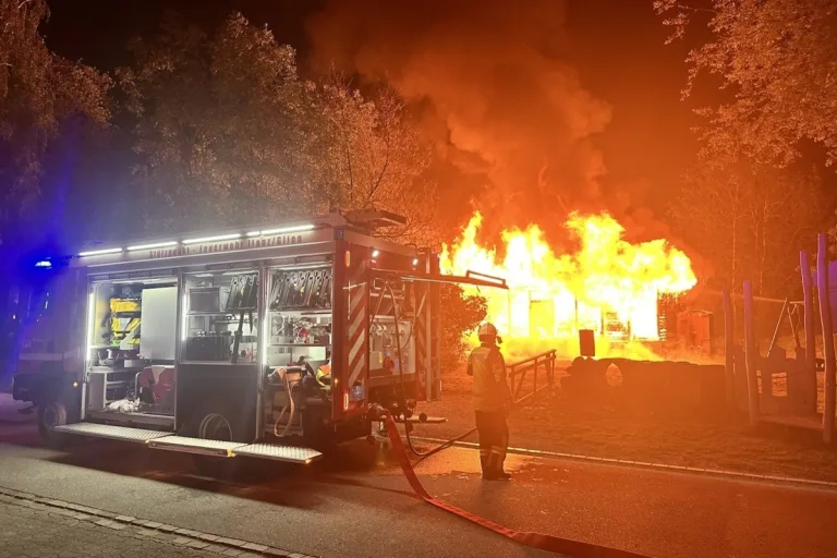 Ilanz GR - Holzscheune in Vollbrand