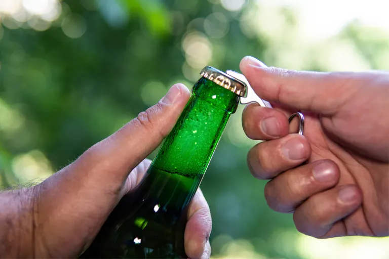 Alkoholkonsum an allen Bahnhöfen der DB ab 15. Oktober 2026 verboten