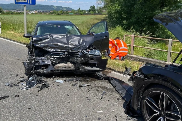 Schwerer Unfall in Hendschiken AG - Ein Autofahrer im kritischen Zustand 