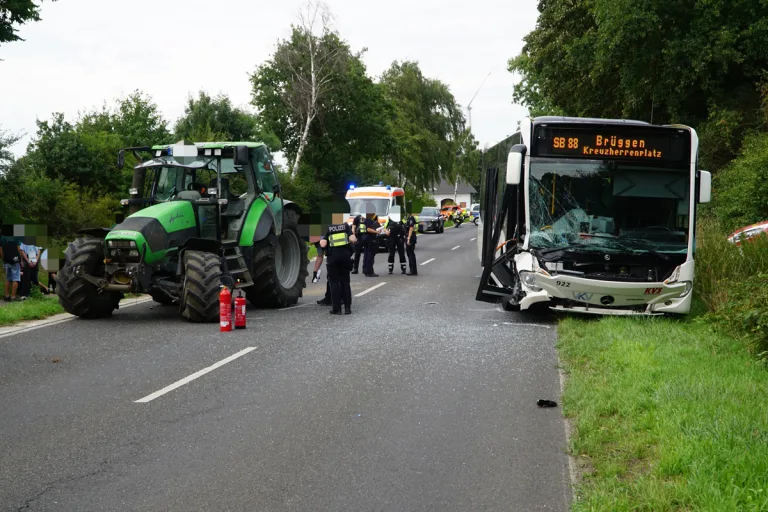 Schwalmtal NW – Acht Verletzte nach Unfall von Linienbus und Traktor