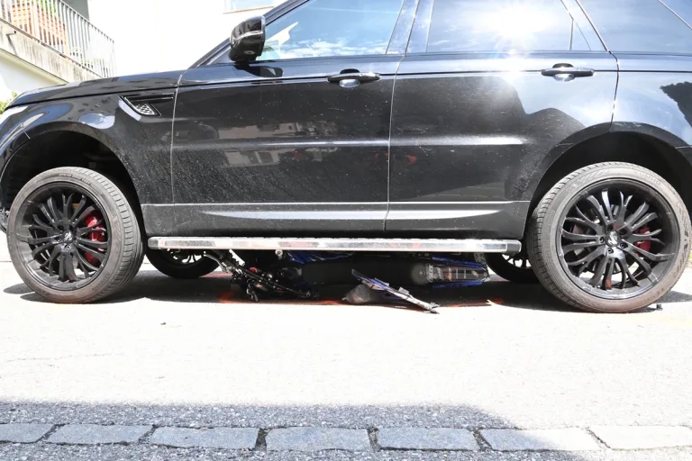 Unfall in Thusis GR – Auto erfasst Motorrad und schleift es mit