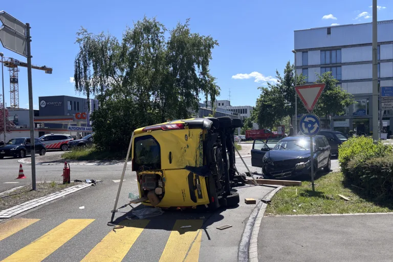 Aarau – Feuerwehr befreit Mann nach Unfall aus Lieferwagen