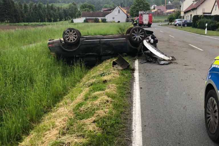 Rothenuffeln - Volvo überschlägt sich - Zwei junge Männer verletzt