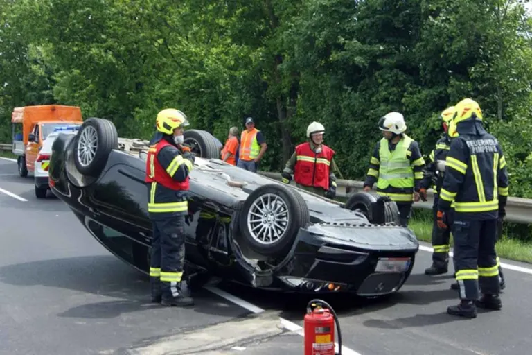 Basling - Auto überschlägt sich mehrfach