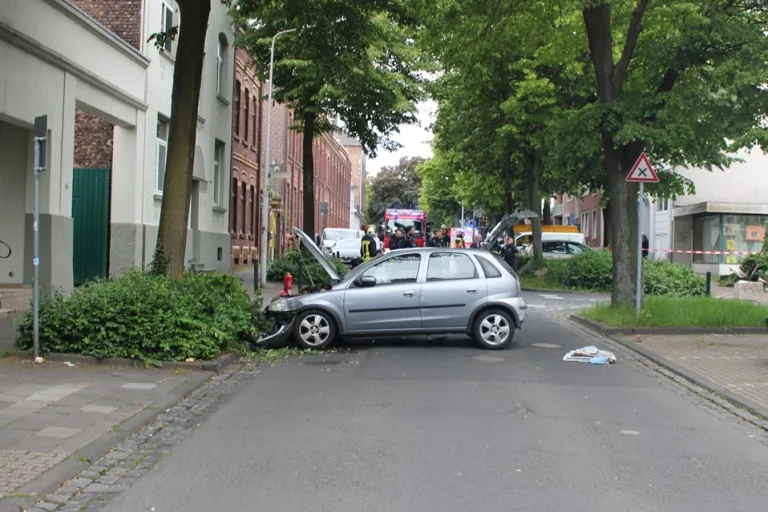 Düren – Auto kippt nach Crash gegen Baum auf Seite