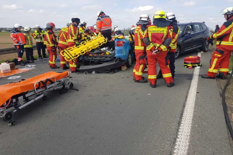 Polizei und Feuerwehr gemeinsam bei schwerem Verkehrsunfall auf B56n im Einsatz 