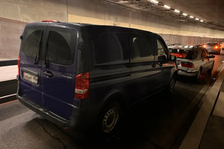  St.Gallen -  Lieferwagen fährt trotz Verbot auf Autobahn und baut Unfall
