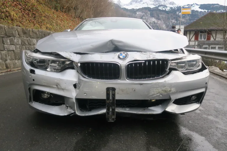 Mollis GL – Fahrzeug ausgebrochen und mit Mauer kollidiert