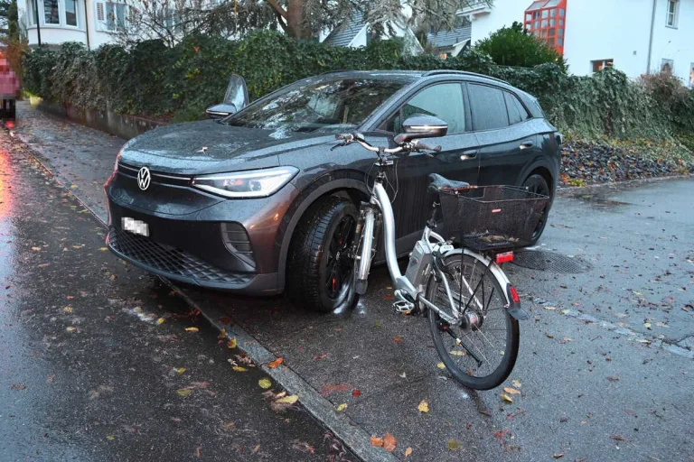 Niederuzwil SG - E-Biker prallt gegen Auto