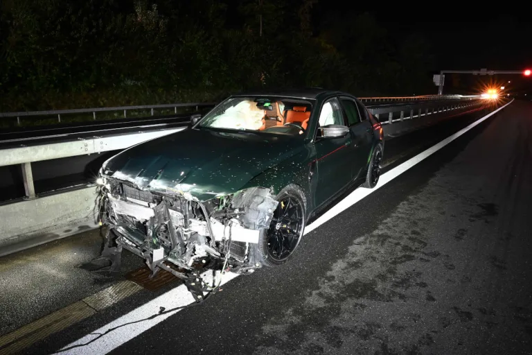 A14 Inwil LU – Autofahrer prallt auf Autobahn in Mittelleitplanke