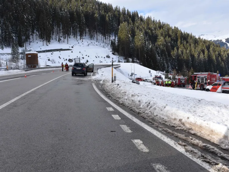 Klosters GR - Heftiger Crash beim Einfahren nachdem ein Auto übersehen wurde - Rega im Einsatz