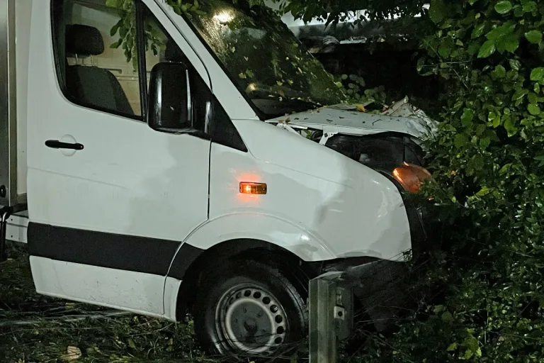 Littau LU - Lieferwagen prallt gegen Baum – Lenker leicht verletzt