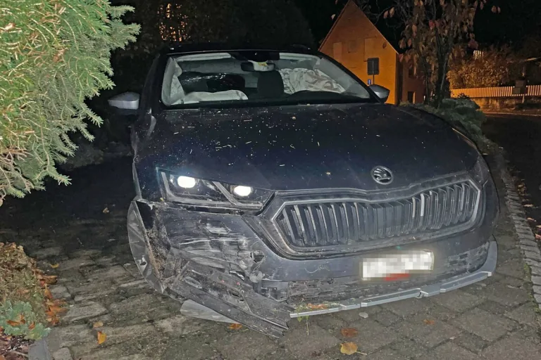 St.Margarethen TG - Alkoholisierter Autofahrer prallt gegen eine Mauer