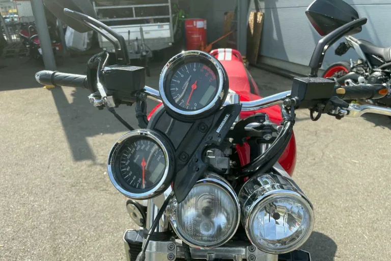 Totalschaden in St. Gallen – Person auf Motorrad flüchtet nach Unfall