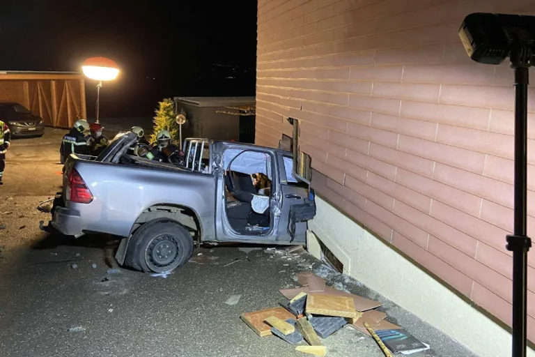 Arconciel FR – Haus durch einen Verkehrsunfall stark beschädigt