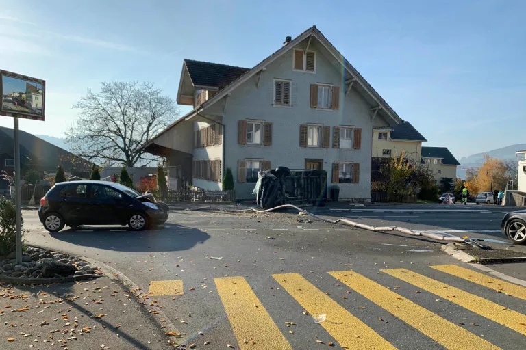 Aesch LU – Kollision von drei Fahrzeugen – vier Personen hospitalisiert