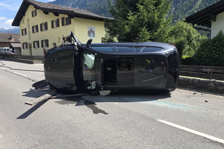Auto überschlägt sich bei Unfall in Innerbraz